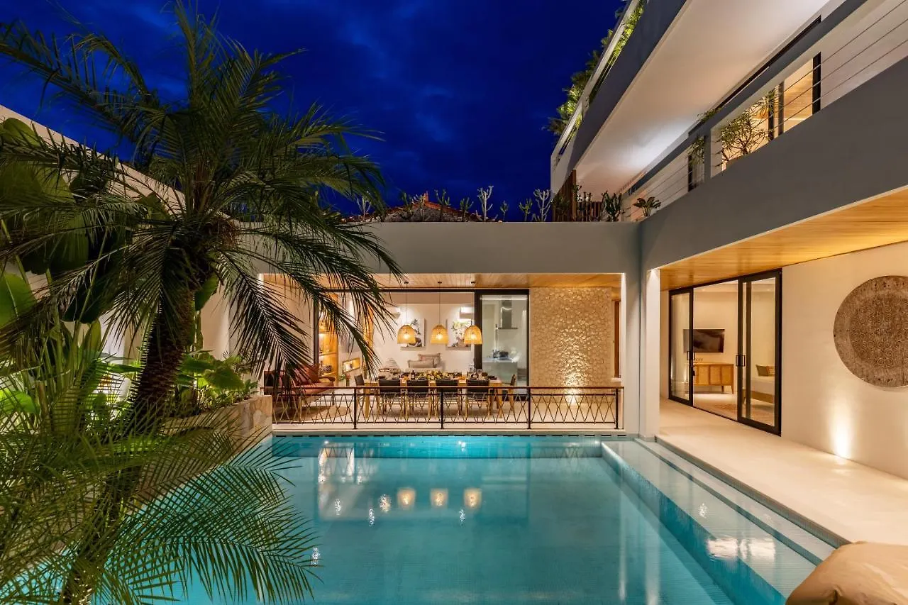 Brand New 5 Bd Luxury Central Villa 300M To Beach Seminyak  0*, Seminyak (Bali)